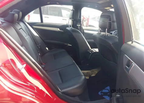 2013 Mercedes-Benz C 250 Luxury/Sport из США, поврежденный, VIN WDDGF4HB2DR262877